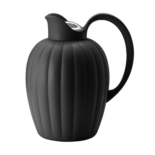 BERNADOTTE THERMO JUG BLACK & SS LID PP & ABS PLASTIC, 33.8 OZ - GEORG JENSEN - Compralo en CorinneRegalos.com