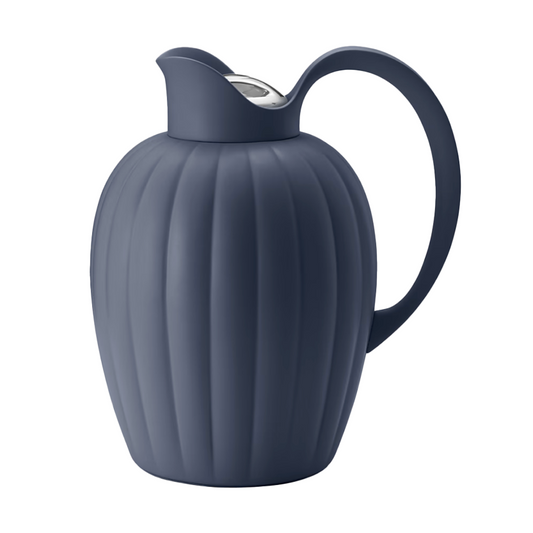 BERNADOTTE THERMO JUG BLUE PP & ABS PLASTIC, 33.8 OZ - GEORG JENSEN - Compralo en CorinneRegalos.com