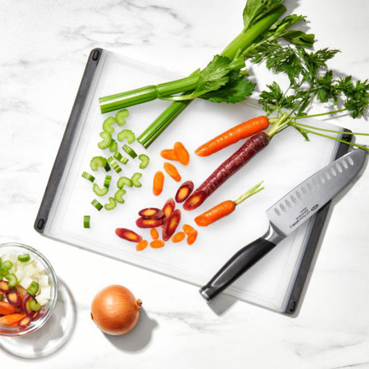 OXO GG UTILITY CUTTING BOARD   TRANSLUCENT - OXO - Compralo en CorinneRegalos.com