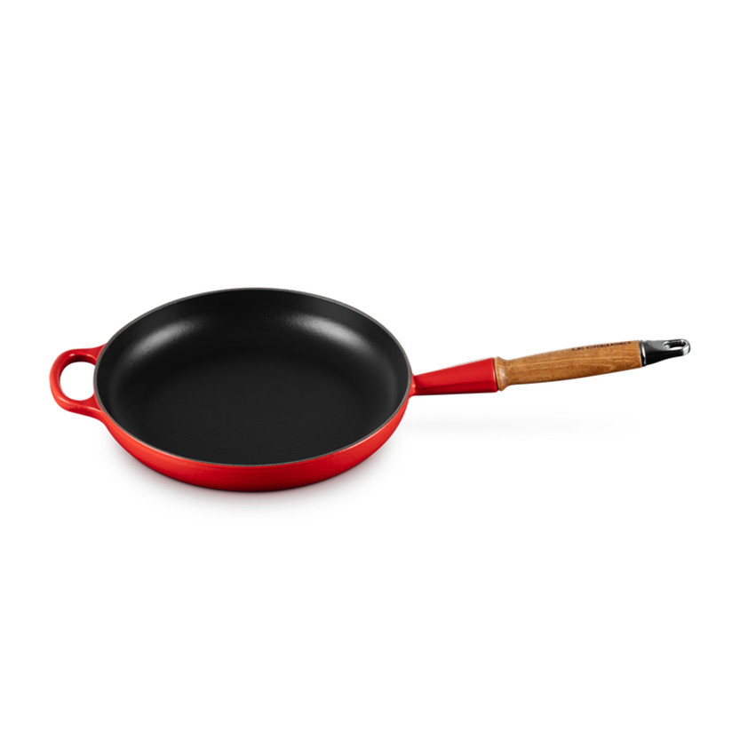 SIG WH FRYING PAN 26 CERISE - LE CREUSET FRANCE - Compralo en CorinneRegalos.com