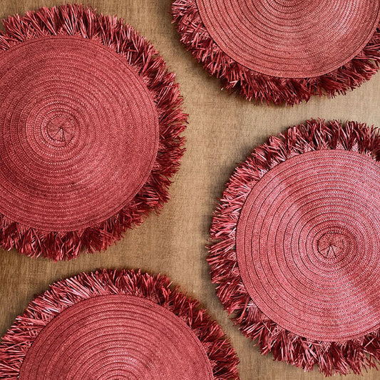 ZENU PLACE MATS COASTERS SET OF 4 BURGUNDY - ADRIANA CASTRO - Compralo en CorinneRegalos.com