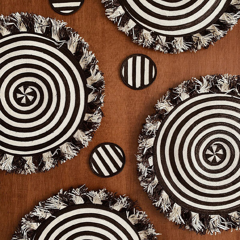 ZENU PLACE MATS COASTERS SET OF 4 BLACK AND WHITE - ADRIANA CASTRO - Compralo en CorinneRegalos.com